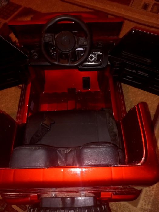 Продам машину красного цвета