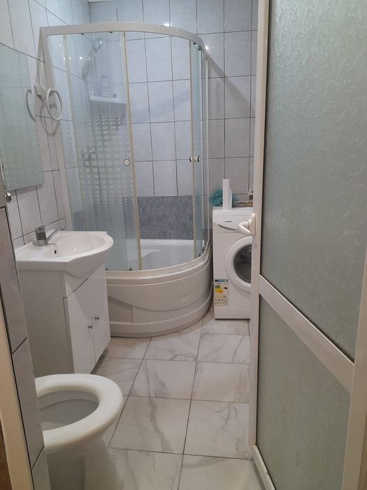 De inchiriat apartament  decomandat, 42 mp, central ,parter.