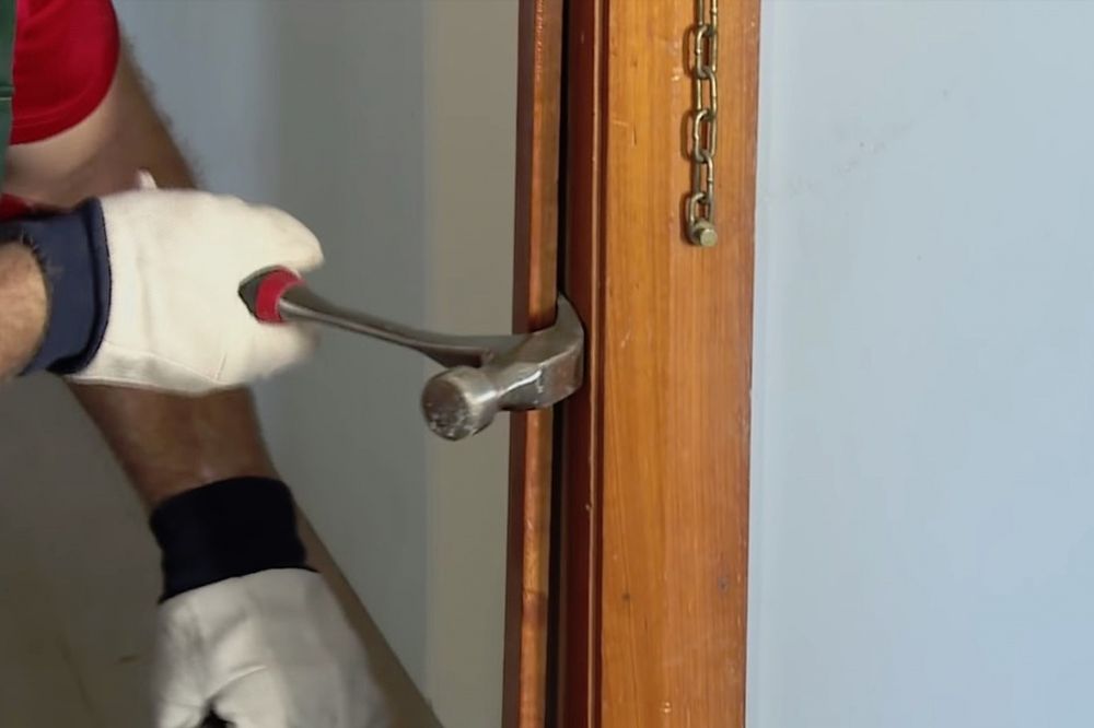 Демонтаж РАМЫ и ДВЕРЕЙ.Демонтаж РЕШЕТОК на окнах.Демонтаж старых полов