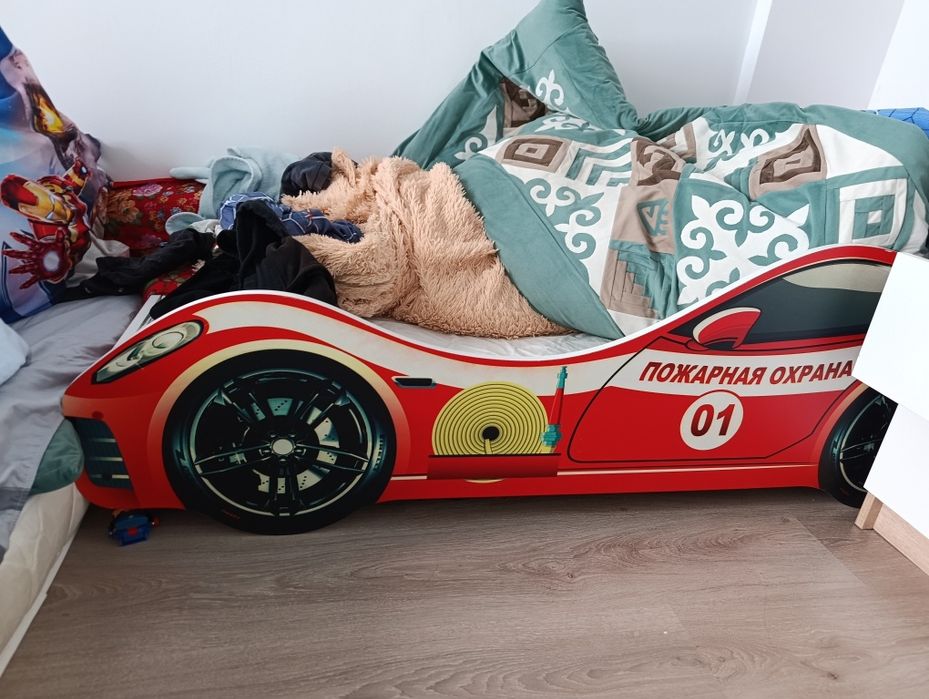 Продам детскую кроватку, комод , стол круглый , вешалка