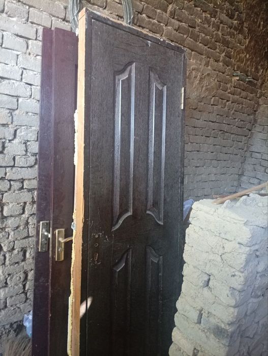 Tahta eshik sotiladi