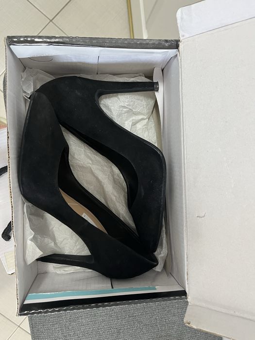 Черни велурени обувки на ток BERSHKA