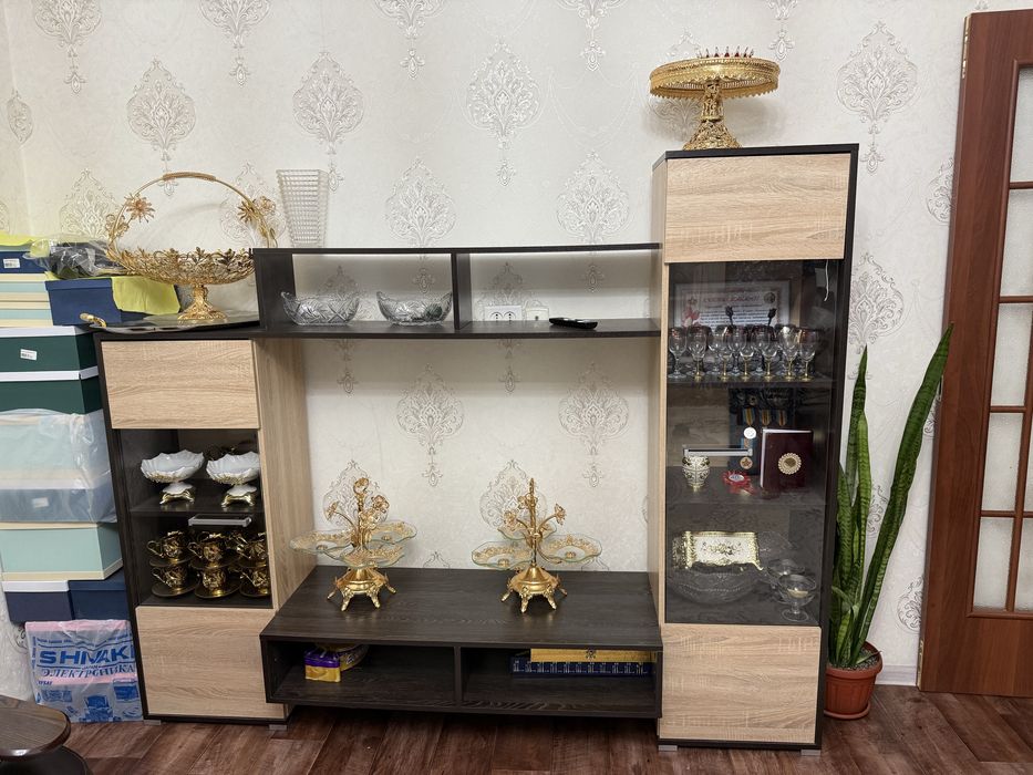 Горка в зал (шкаф витрина)