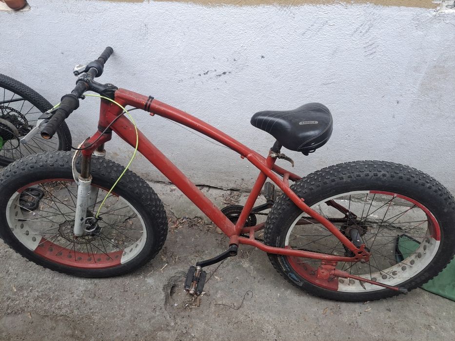 Vând bicicleta cu roti mari pret 400 lei