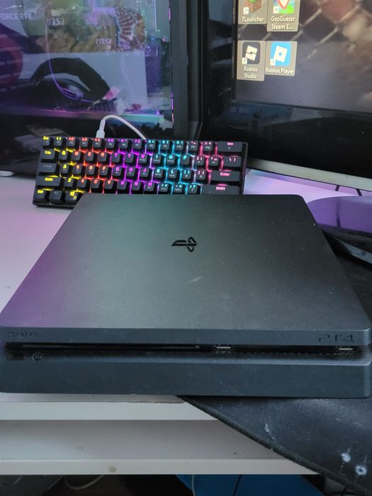 Продавам ps4 без джойстик