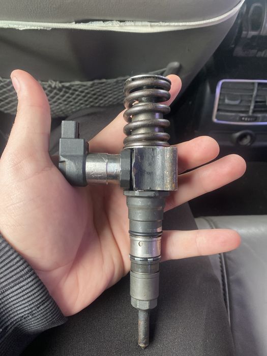 Vand 2 injectoare  passat b6 2.0  cod motor bmr