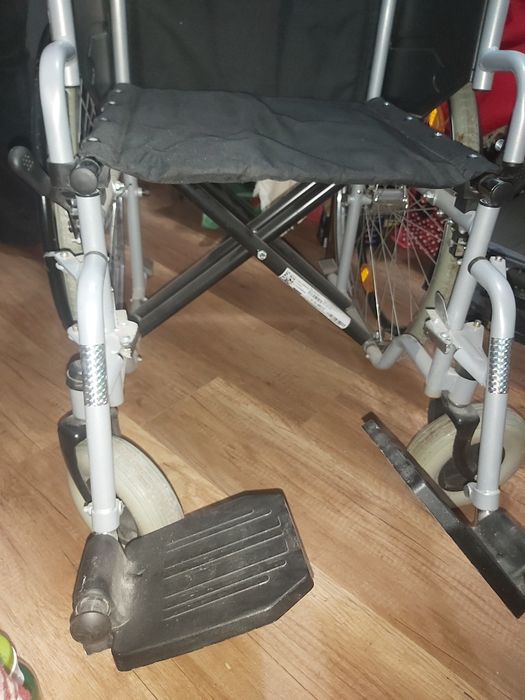 Carut nou cu rotile pentru persoane cu dizabilități