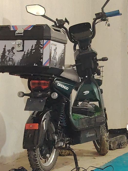 Sukutir holati yaxshi akumlatorlar yangi 60.70.km yuradi bir zaryad bn