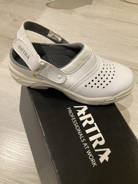 Обувки тип Сандали,бели с бомбе. Чисто нови