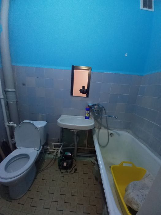 Продаётся 1 ком кв в чирчике 4 мкн дом кирпичный 2 этаж в доль дороги