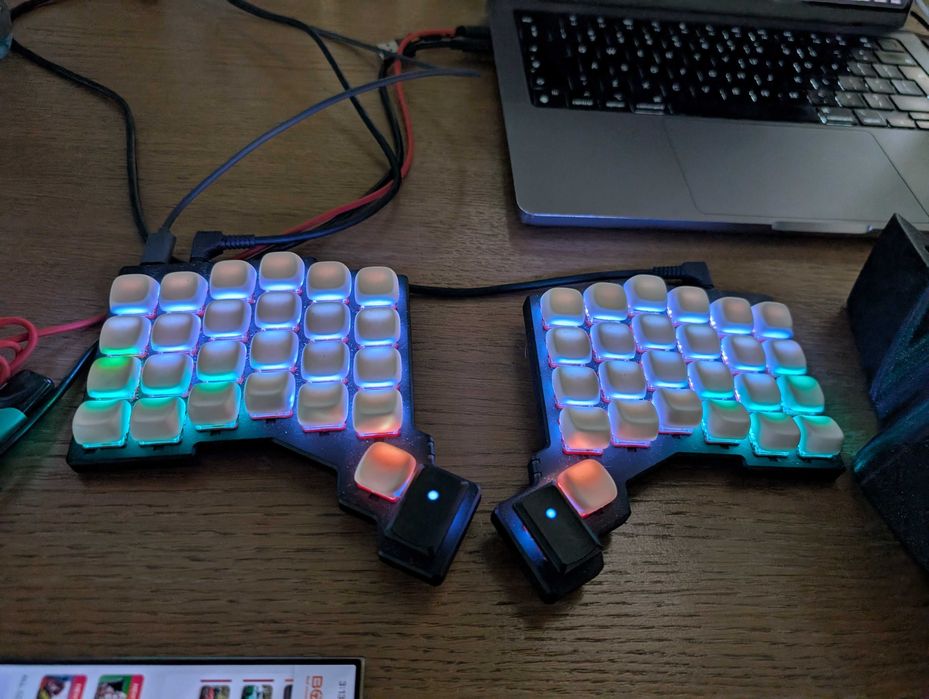 ZSA Voyager – tastatură split ergonomică low-profile