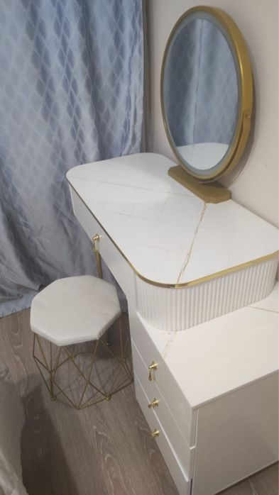 Туалетный столик с зеркалом+пуф