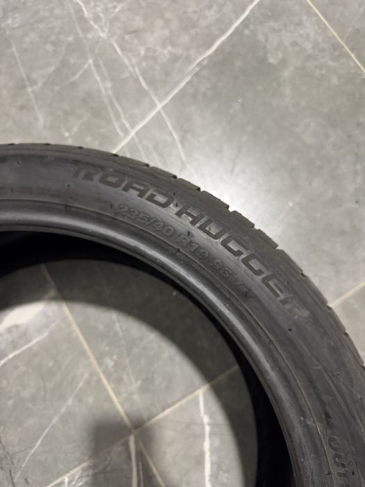 Продам пару шин 235/40/19