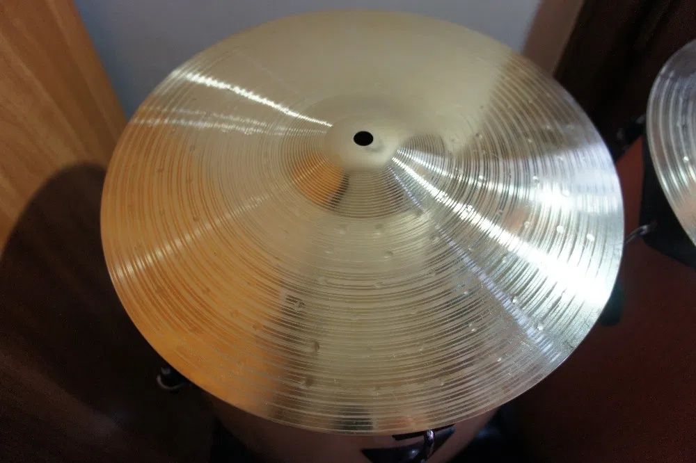 O pereche de cinele hi-hat (fuscinele)fara inscriptie de 14"