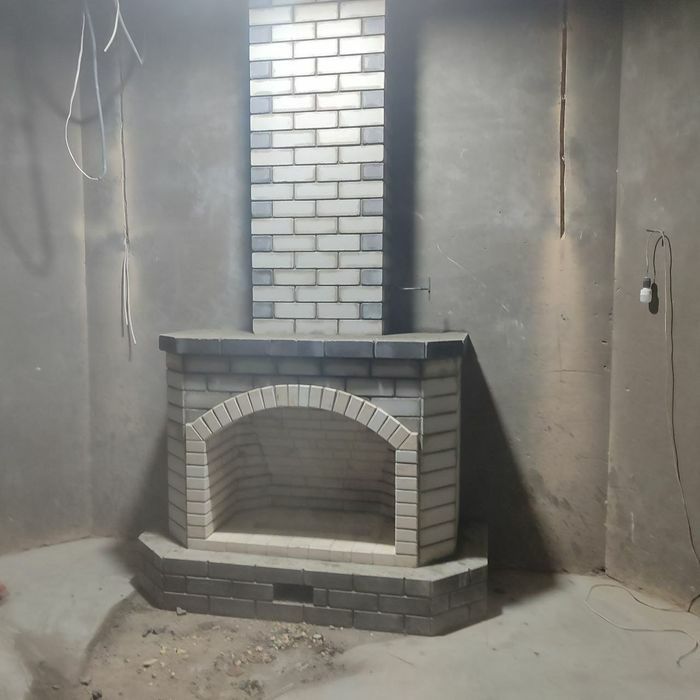 Команда мастеров строит летние кухни Барбекю. Очаги. Камин