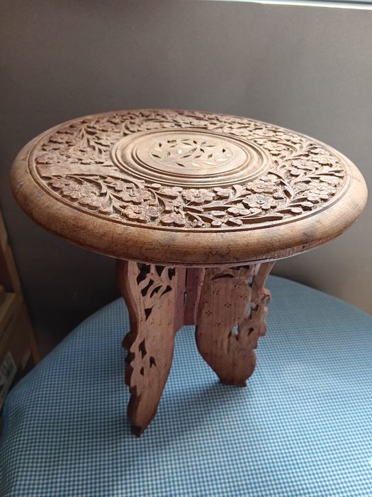 Măsuță veche din lemn sculptata, Pliabila 32/28,5 cm, De colectie