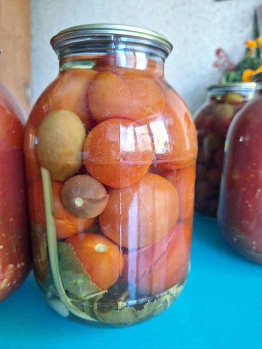 Продам соленье, огурцы, помидоры.