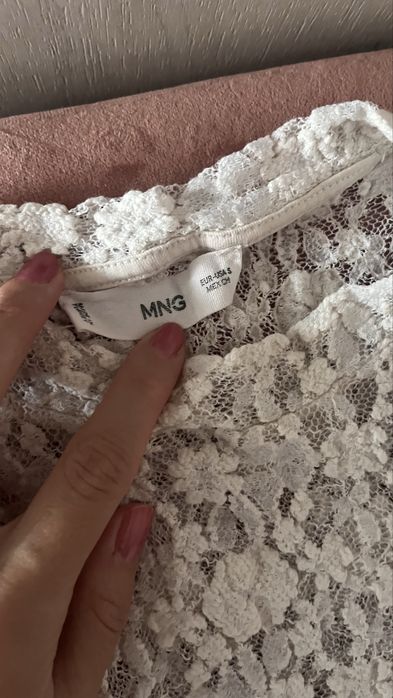 Бяла дантелена блуза на  Mango