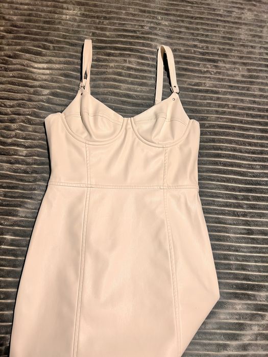 Страхотна бяла кожена рокля