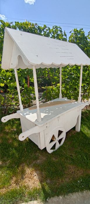 Căsuță din lemn cu acoperiș – ideală pentru evenimente, nunți, etc