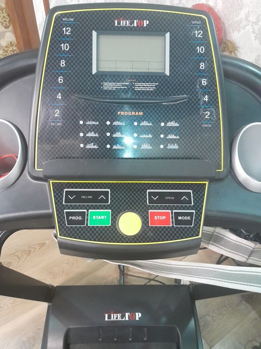 Продается беговая дорожка  в  отличном  состоянии. Название на фото