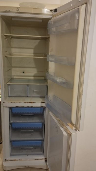 Frigider Indesit functionabil/350 lei