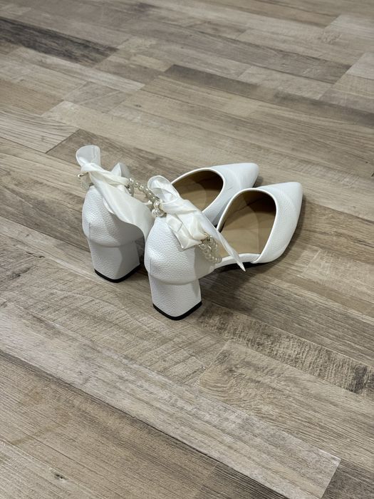 Бели елегантни токчета