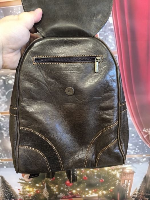 Кожена раница в кафяво от естествена кожа. Произведена в България.