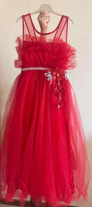 Нарядные платья  белое и красное