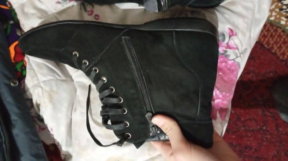 Ботинки продаются