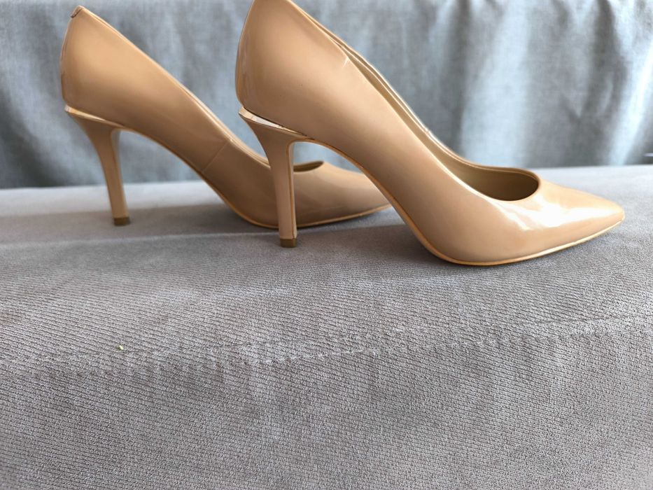 Бежови обувки Guess