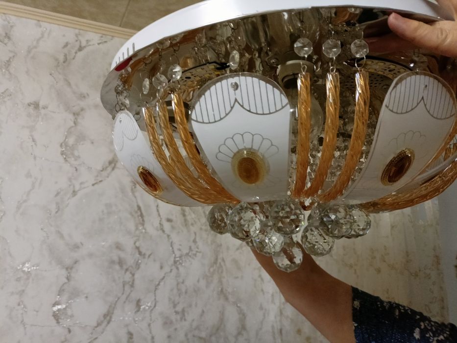 Продам яркую люстру