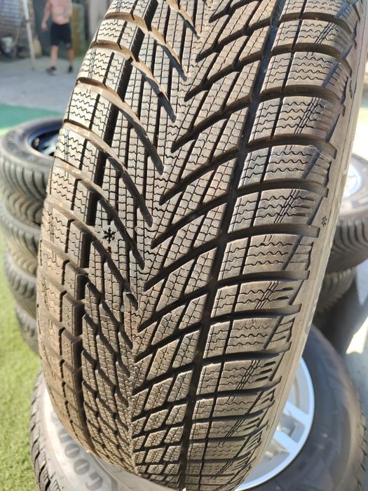 4 бр зимни 215/60/16 Goodyear Дот 25г