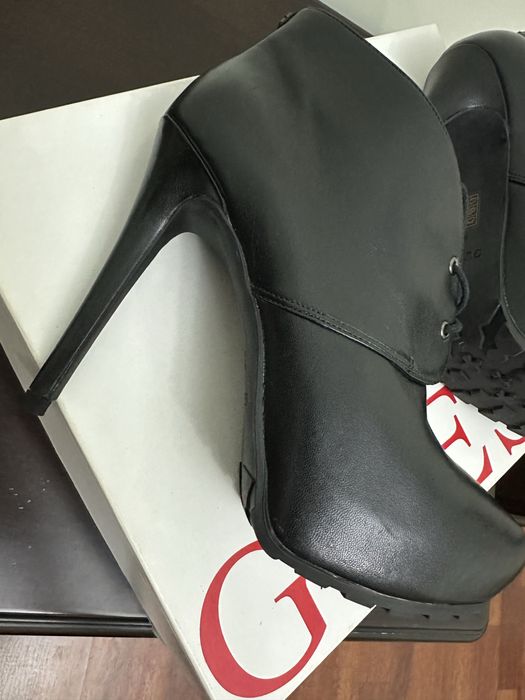 Botine Guess cu siret