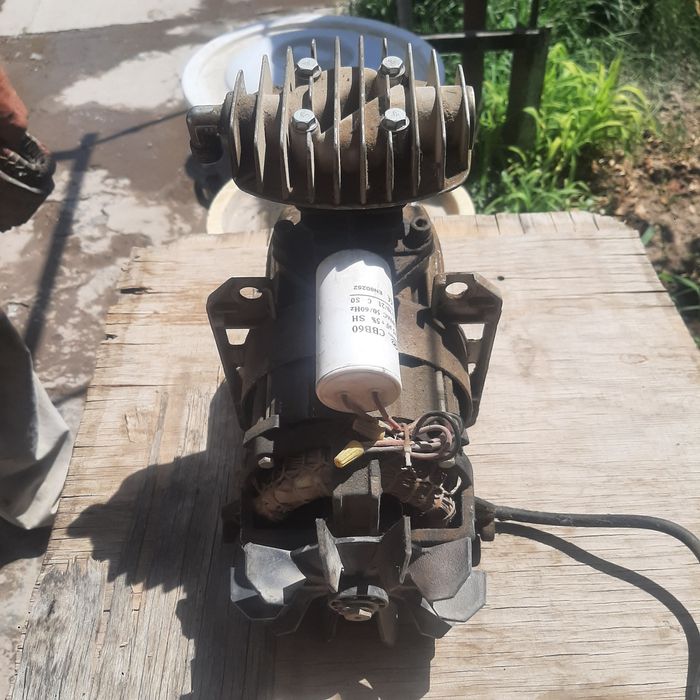 Продаётся мотор от компрессора с Алюминиевые корпусом,в рабочим состоя