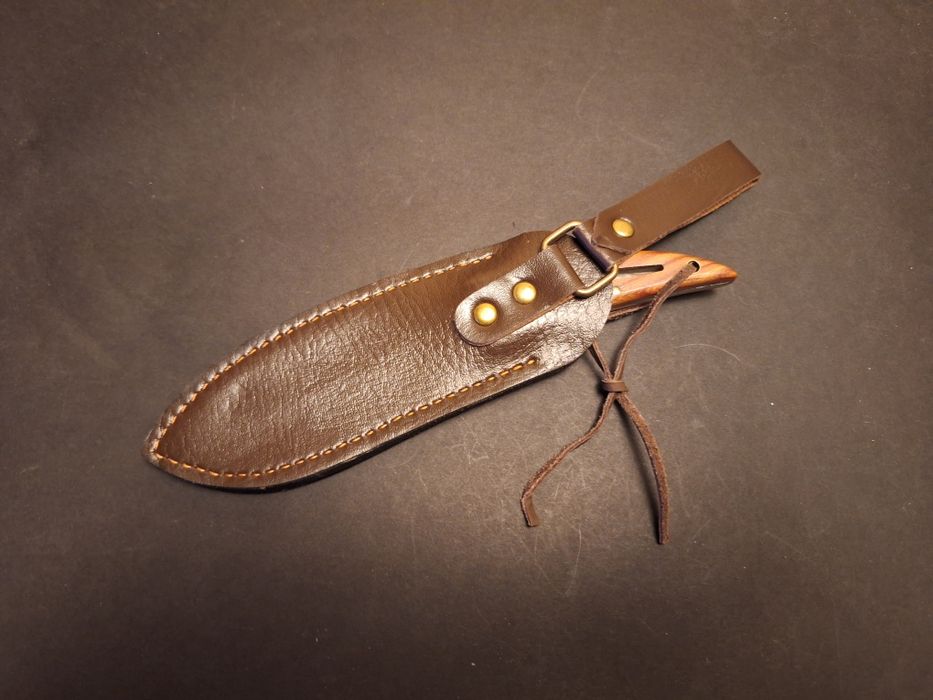 Ловен нож с кожена кания