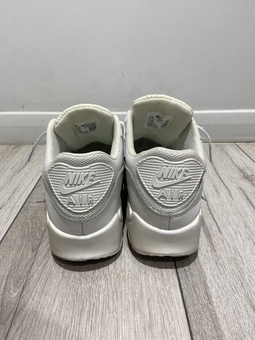 Продается кросовки  Air max 90 в отличном состояний……………………………………………..