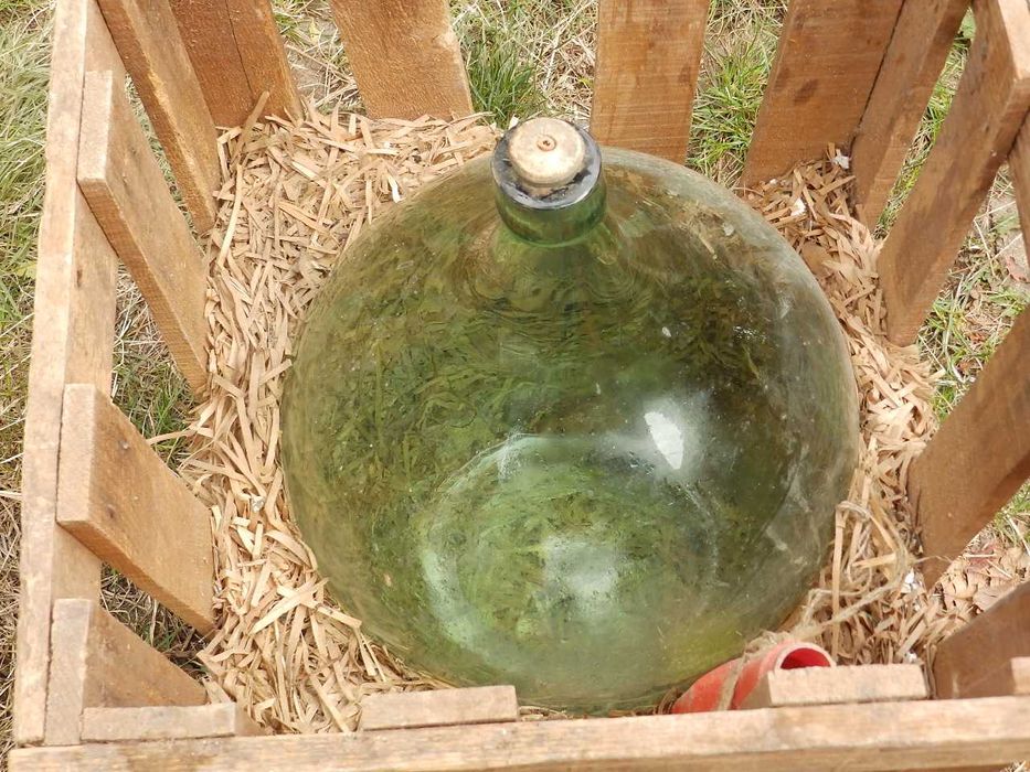 Стъклена дамаджана