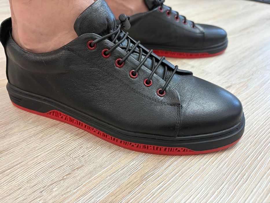 Продам кросовки кожанные