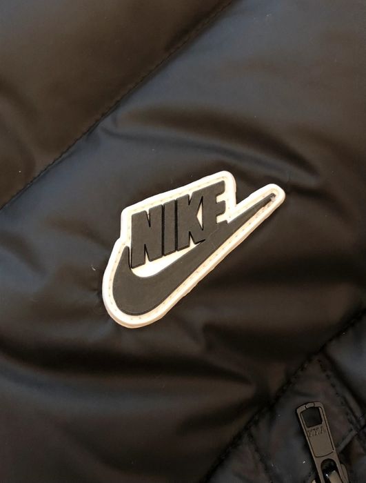 Geaca Nike nouă cu etichetele pe ea