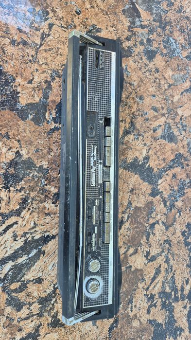 Vând Radio Casetofon Sharp model WQ-261Z(BK), culoare argintie/negru, ideal pentru pasionații de muzică retro.