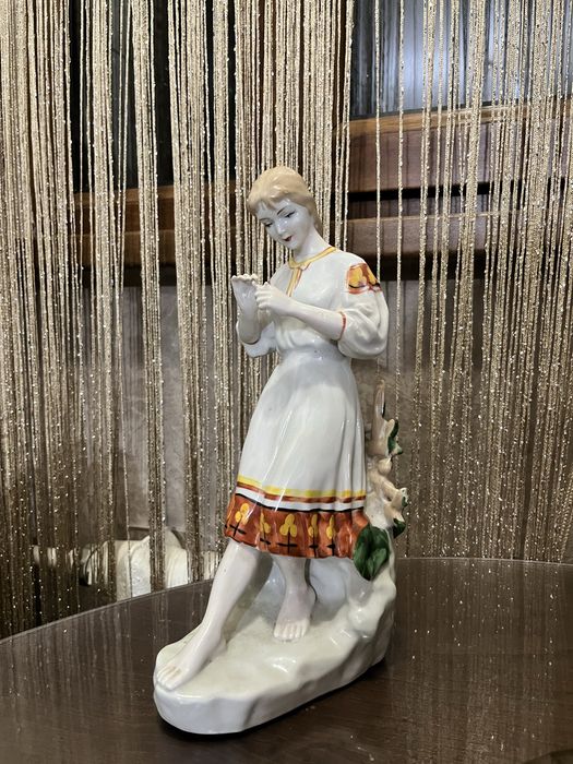Фарфоровая статуэтка девушки