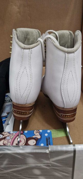 Patine artistice Jackson Competitor –mărimea 31½ C (echivalent aprox. EU 33–34) model de nivel intermediar-avansat.