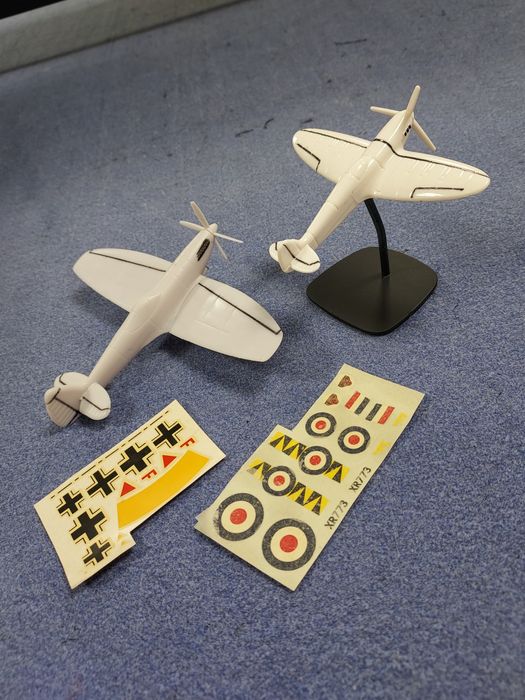Machete avioane Spitfire WW II-Revell si decaluri-jucarii, colectie