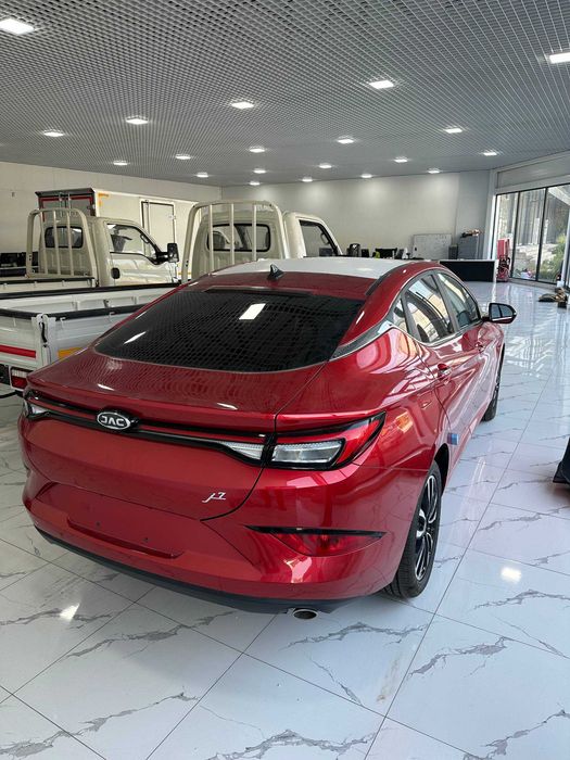 JAC J7 автомобилини катта чегирмада ва қўшимча совғалар билан харид қи