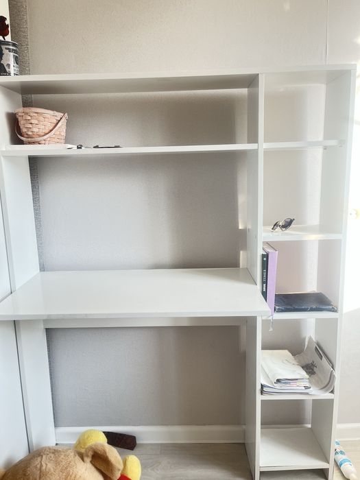 Компактный рабочий стол с полками