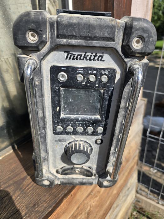 Radio makita model BMR 102 cu baterii de 18v, 14.4v si 10.8v