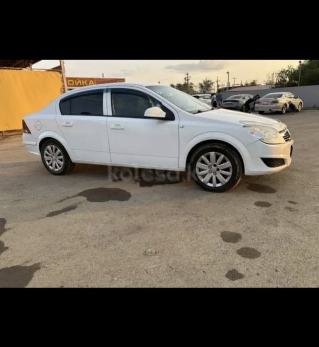 Машина Opel Astra 2010