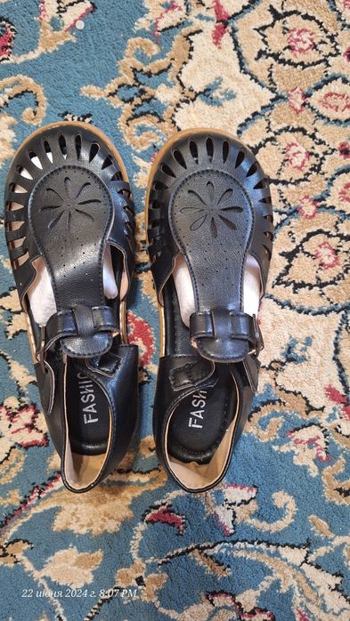 Продам сандалии и туфли для школы