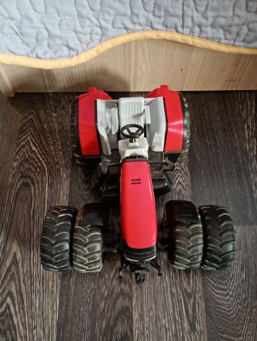 Vând Tractor Case Bruder.